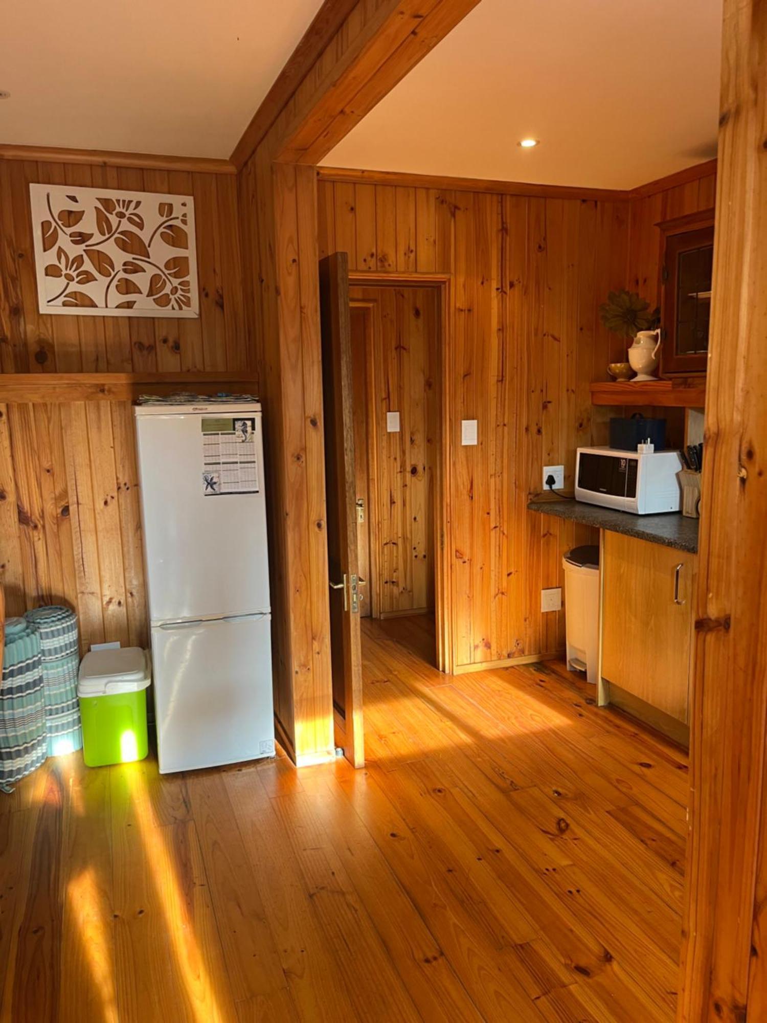 Peaceful Guest Suite With Balcony Views And Garden Setting 滨海布伦顿 外观 照片